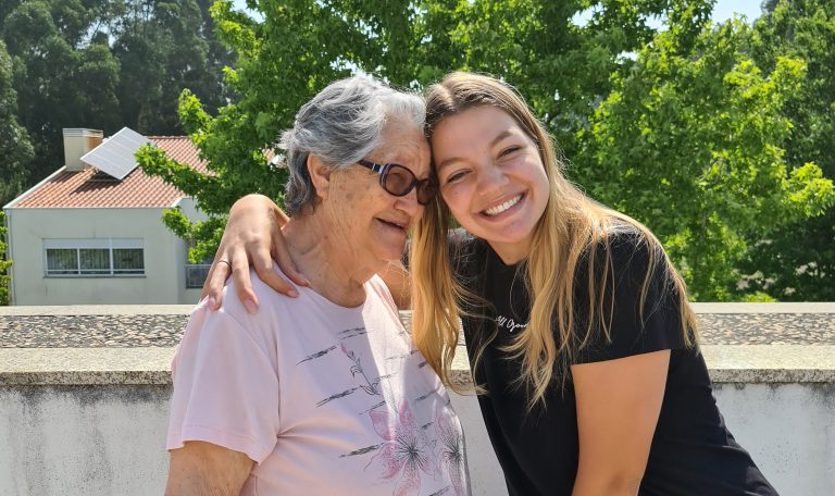 Cuidador informal a apoiar familiar idoso em casa