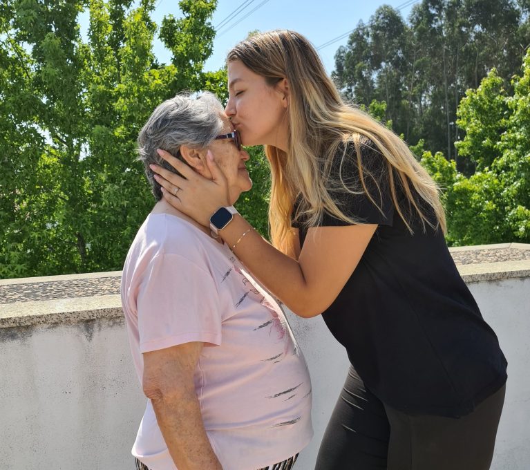 Idosa acompanhada em casa pela equipa Flor da Idade