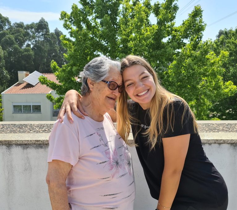 Cuidador informal a apoiar familiar idoso em casa