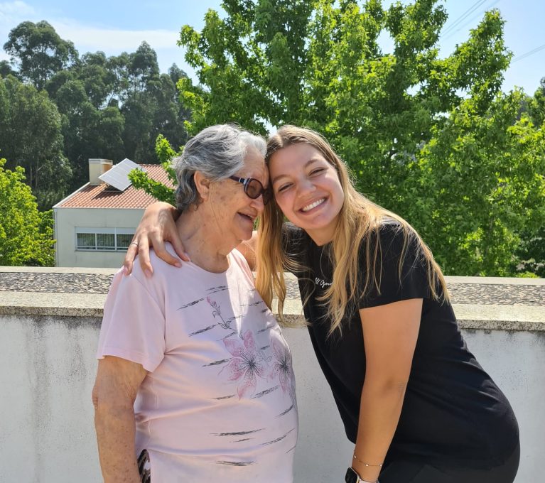 Cuidadora da Flor da Idade a acompanhar utente idosa em casa